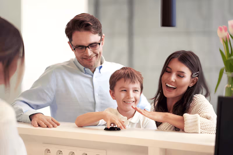 Familia fazendo check-in no Amazon Seasons Hotel